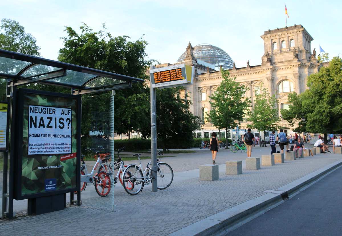 maquiblog's tweet photo. #Adbusting zum Tag der #Bundeswehr am #Bundestag in #Berlin
Neugier auf #Nazis?
Komm zur Bundeswehr.
Das deutsche Militär wurde von NS-Generälen aufgebaut. Bis heute entwicklen viele Soldat*innen bei uns ein rechtes Weltbild.
https://t.co/m61gxHG9AC
#tdb18 #bundeswehrenttarnen https://t.co/MKhxMHGiun