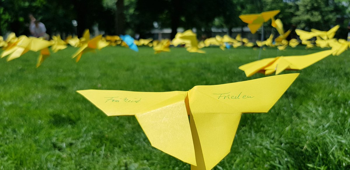 edit_magazin's tweet photo. Tausend Papier-Schmetterlinge hat @PulseofEurope auf dem Rasen des Oberen Schlossparks platziert. Die Bürgerbewegung möchte damit den europäischen Gedanken sichtbar machen. In unseren Moments seht ihr mehr zu dieser Aktion!
#FutureofEurope #EditYourope #FutureOfE https://t.co/YdAAVcdleW
