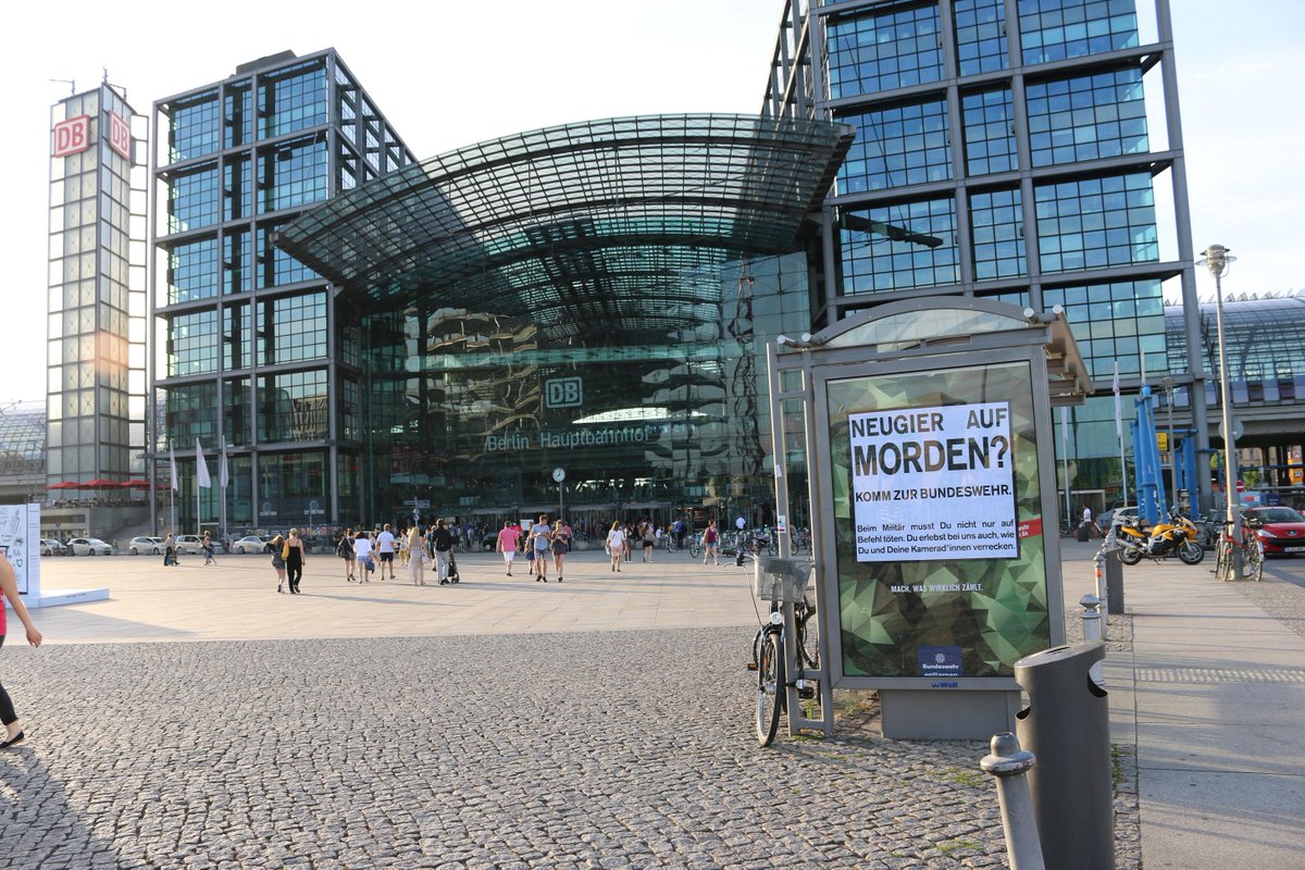 maquiblog's tweet photo. #Adbusting zum Tag der #Bundeswehr am #Hauptbahnhof #Berlin
Neugier auf Morden?
Komm zur Bundeswehr.
Beim #Militär musst Du nicht nur auf Befehl töten, Du erlebst auch, wie Du und deine Kamerad*innen verecken.
https://t.co/m61gxHG9AC
#tdb18 #bundeswehrenttarnen #Adbusters https://t.co/tvJLTY7xyp