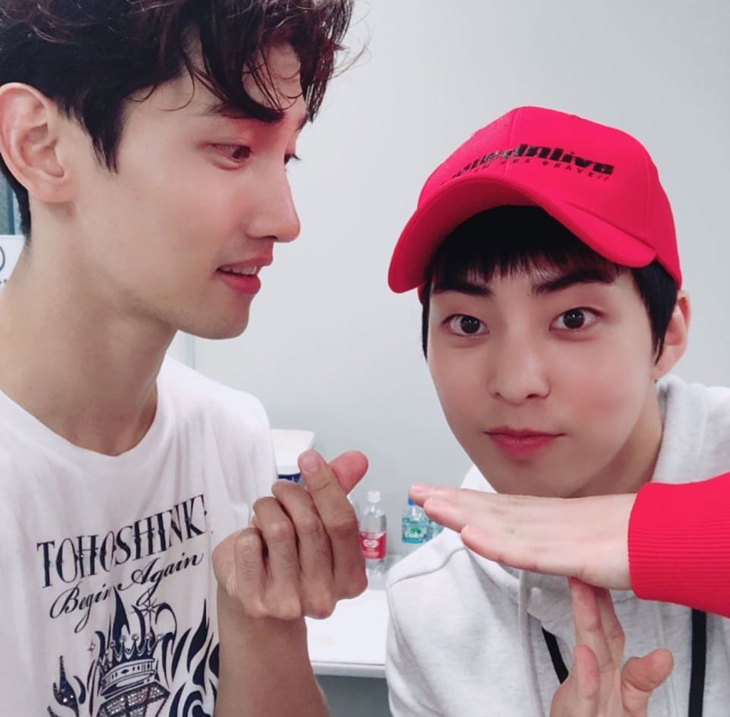 XiuminSmile's tweet photo. (IG) 180609 changmin88 : thank you bro❤️ #XIUMIN #시우민 

จากอินสตราแกรมของรุ่นพี่ชางมินค่ะ มินซอกทำมือเป็นรูปตัวทีด้วยนะคะ แฟนคลับตัวจริงเลย 👍🏻
https://t.co/18UWYTLznt https://t.co/ZwjERRrwGv