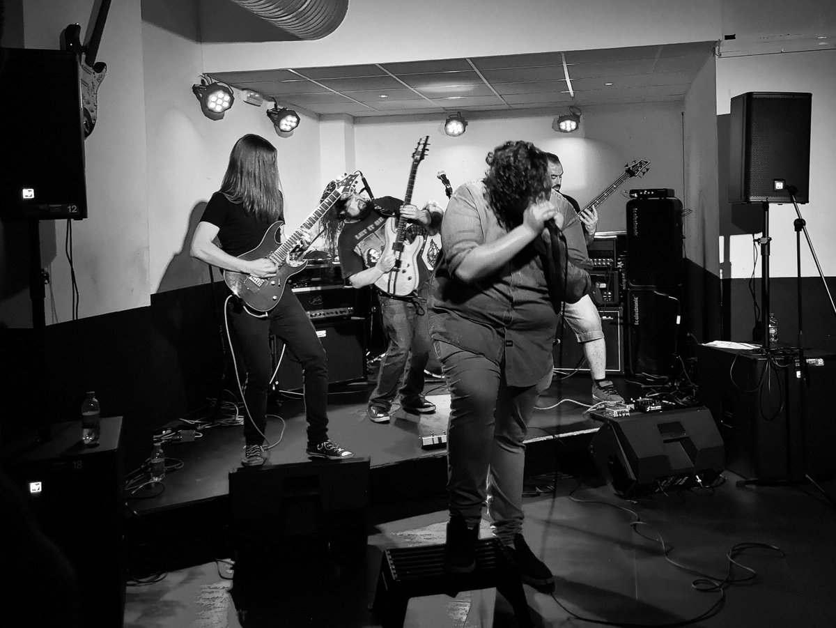 Anoche no pudimos contar con una cámara pepino que capturara acción seria pero os dejamos igualmente algunas fotos que gente maja nos ha pasado 💪🏻📷