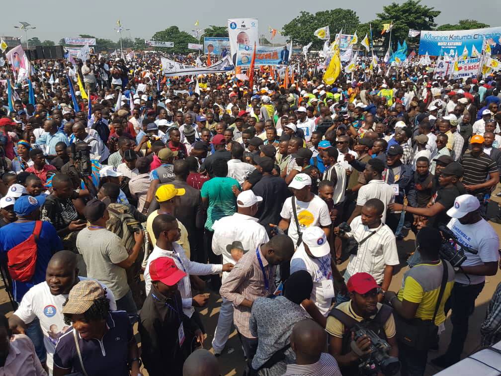 RdcVision's tweet photo. #RDC: La population de #Kinshasa chante en lingala "Moïse azonga noki to pesa ye pouvoir" qui veut dire "Que Moïse rentre vite pour que nous lui donnions le pouvoir" #MeetingEnsemble @Ensemble_MK avec @moise_katumbi #09Juin2018 https://t.co/Wh6PbSybx4