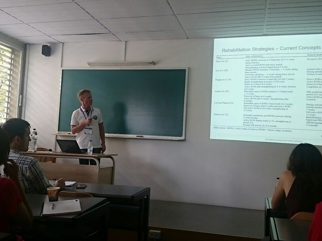 OMTSpain's tweet photo. Rudolf Raschhofer habla sobre el tratamiento de pacientes postintervención del maguito rotador #20yearsofomt #IIICONGRESOOMT https://t.co/RPQ5CUH9sz