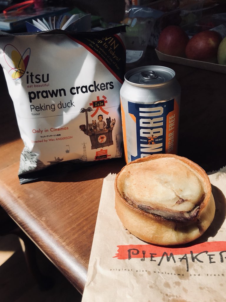 BrodyIsraelson's tweet image. Today’s lunch in Edinburgh...
Scotch pie from Pie Maker and prawn crackers with an Irn Bru #piemaker #irnbru #scottishfood #Edinburgh