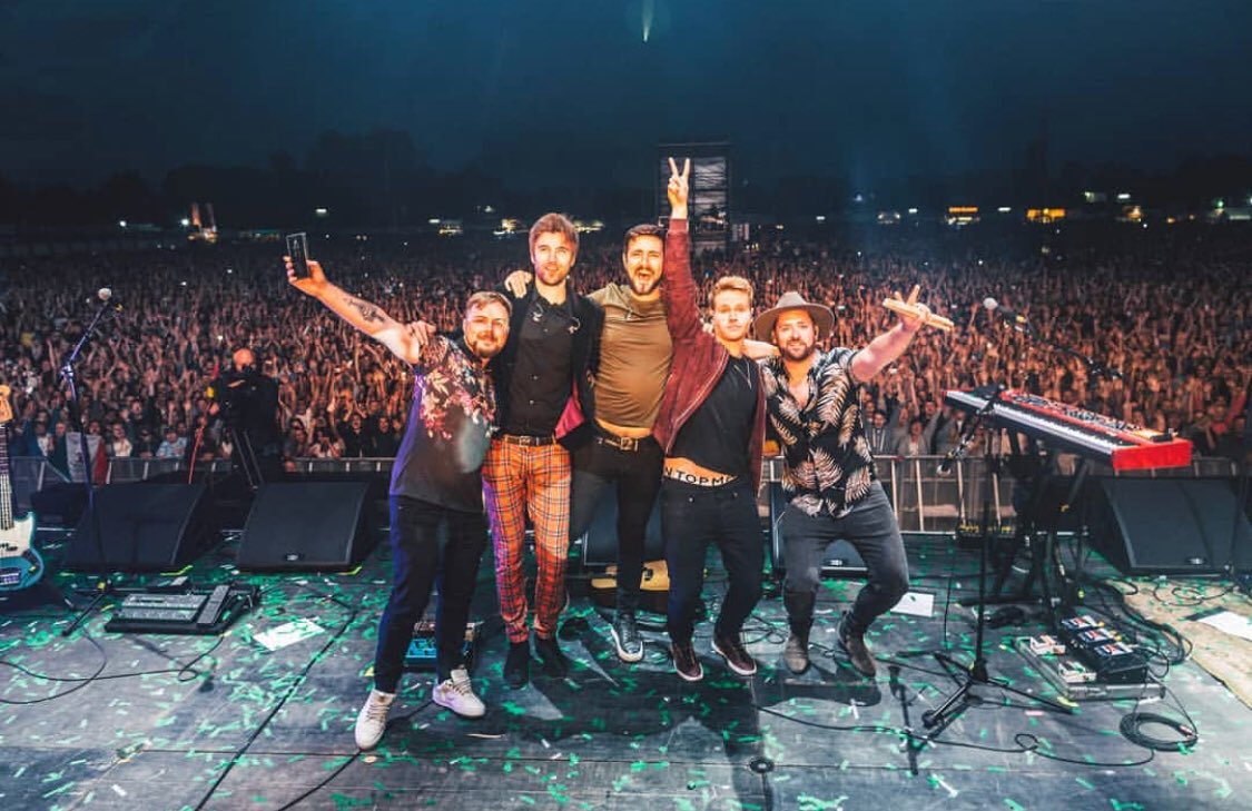 Cheers to everyone who came along last night ♥️ #malahidecastle #Kodaline #kodalinemalahide