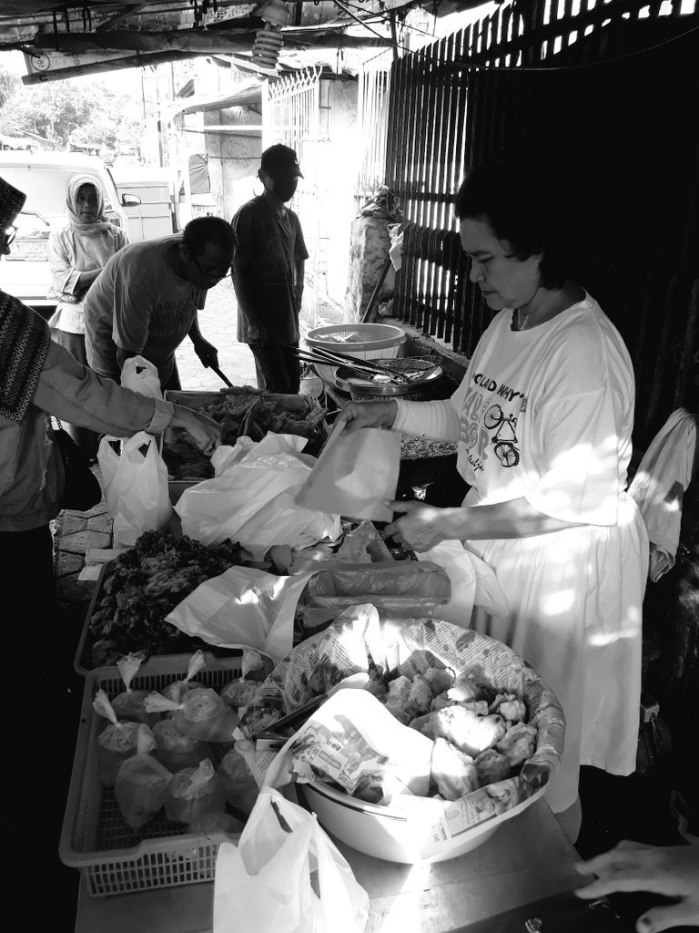 alterland89's tweet image. #streetgraphy . . Sebagian rejeki ku adalah rejeki mu . #boronggorengan