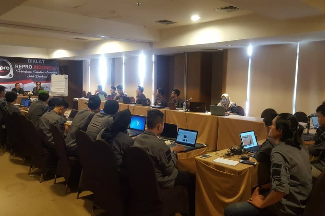 REPRO INDONESIA lahir dari Situasi Simulacra : Matinya teori - teori ilmu sosial dan runtuhnya rezim narasi besar. REPRO INDONESIA harus  berkerja pada dua aras sekaligus ; bekerja menjadi beyond profesionalisme dan bekerja sebagai intelektual organik.