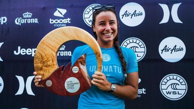 la1ere's tweet photo. 🏄‍♀️🏄‍♀️La Réunionnaise Johanne #Defay s’est imposée ce samedi à #Bali (Indonésie) sur le Uluwatu CT. #surf
➡️ Une victoire qui lui permet ainsi de se hisser à la 5ème place du classement général du championnat du monde professionnel.
https://t.co/zcGKWWN9fm https://t.co/YCzQP1fYlX