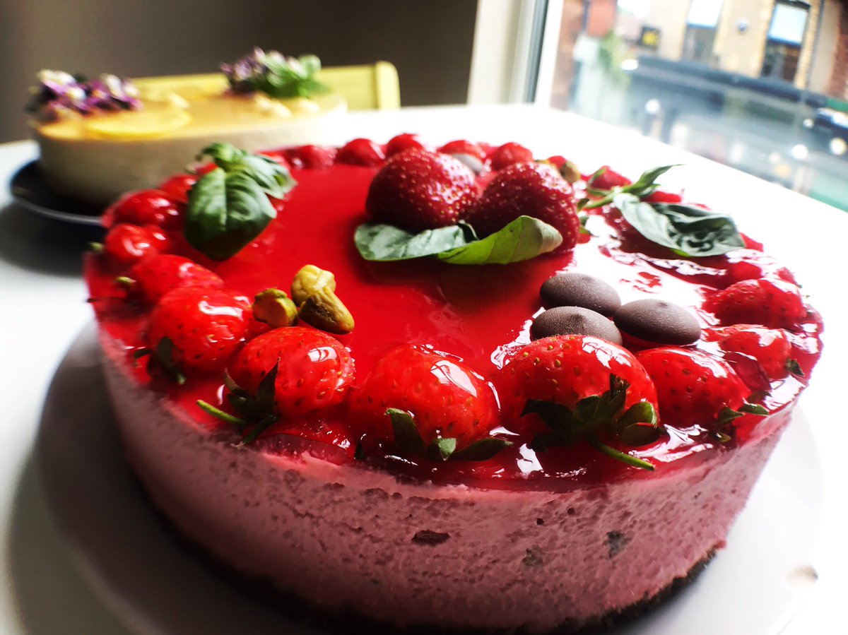 greendaysLIV's tweet photo. She's back from her jollys and on top form. Mama Greendays strawberry Basil and chocolate cheese cake. #rawvegan #rawvegancheesecake #veganjunk #greendays #greendayscafe #liverpool #larklane https://t.co/GmrZwbAhfM