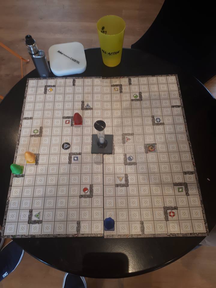 peristock's tweet photo. Cher CM de @swetours, nous te proposons un duel de vrais robots stratèges, rdv à 17h30. Une absence sera considérée comme une défaite et une humiliation ! https://t.co/wdY9EWIATL