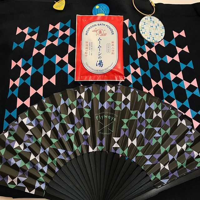 Mar_Miyamoto's tweet image. moumoon東京公演終了☆
お疲れ様でした！
残すは福岡ファイナル！
なんか寂しいなぁ。
#moumoon #fullmoonlivetour2018 #flyways #東京 #トートバックと扇子 #この夏大活躍 ift.tt/2HxpVJ3