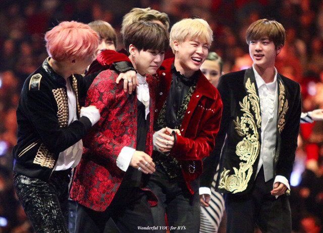 BTS saat mendapatkan Daesang pertama mereka di acara MAMA 2016.