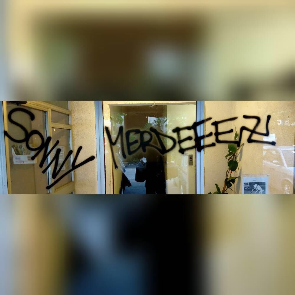 Il nostro inviato Sonny Olumati ha trovato queste scritte sul portone di casa. Solidarietà da tutta la squadra di #NemoRai2