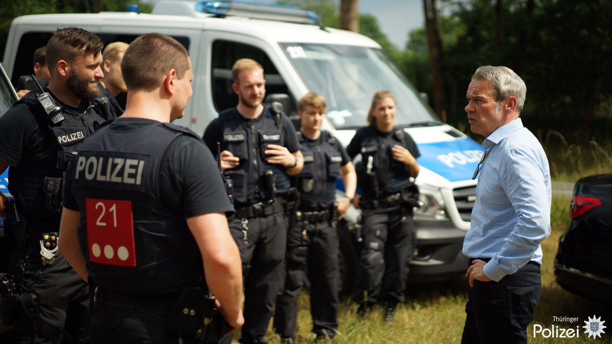 Polizei_Thuer's tweet photo. #Innenminister @GeorgMaier8 ist auch heute wieder persönlich vor Ort. Hier lässt er sich gerade von den Kollegen in die Lage einweisen und verschafft sich einen Eindruck von unserer Arbeit.
#Themar #the0906 #the0806 #the0618 https://t.co/dzfcwPFtnG
