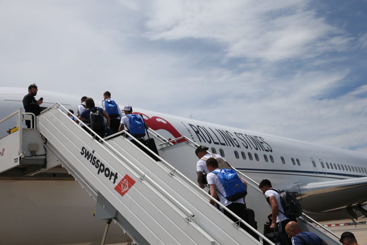 SivanJohn_'s tweet photo. The team is now bound for Russia, typical @RollingStones style! https://t.co/fhCVpXA4zE