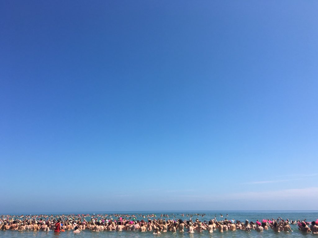 warblingwatson's tweet image. Go on ye girls ye! They’ve already broken a record for turnout alone...but now for the hard part - staying at waist-height in the water for 5mins 😬 it’s chilly enough in there - Rather then than me! #wicklow #MeagheramoreBeach