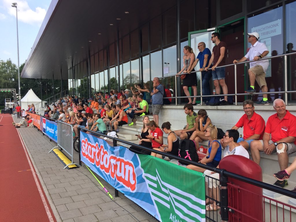 Volle tribune tijdens de prijsuitreiking van het <a href="/onkpara/">ONK Para Atletiek</a>! Medaille winnaars gefeliciteerd! #onkpara