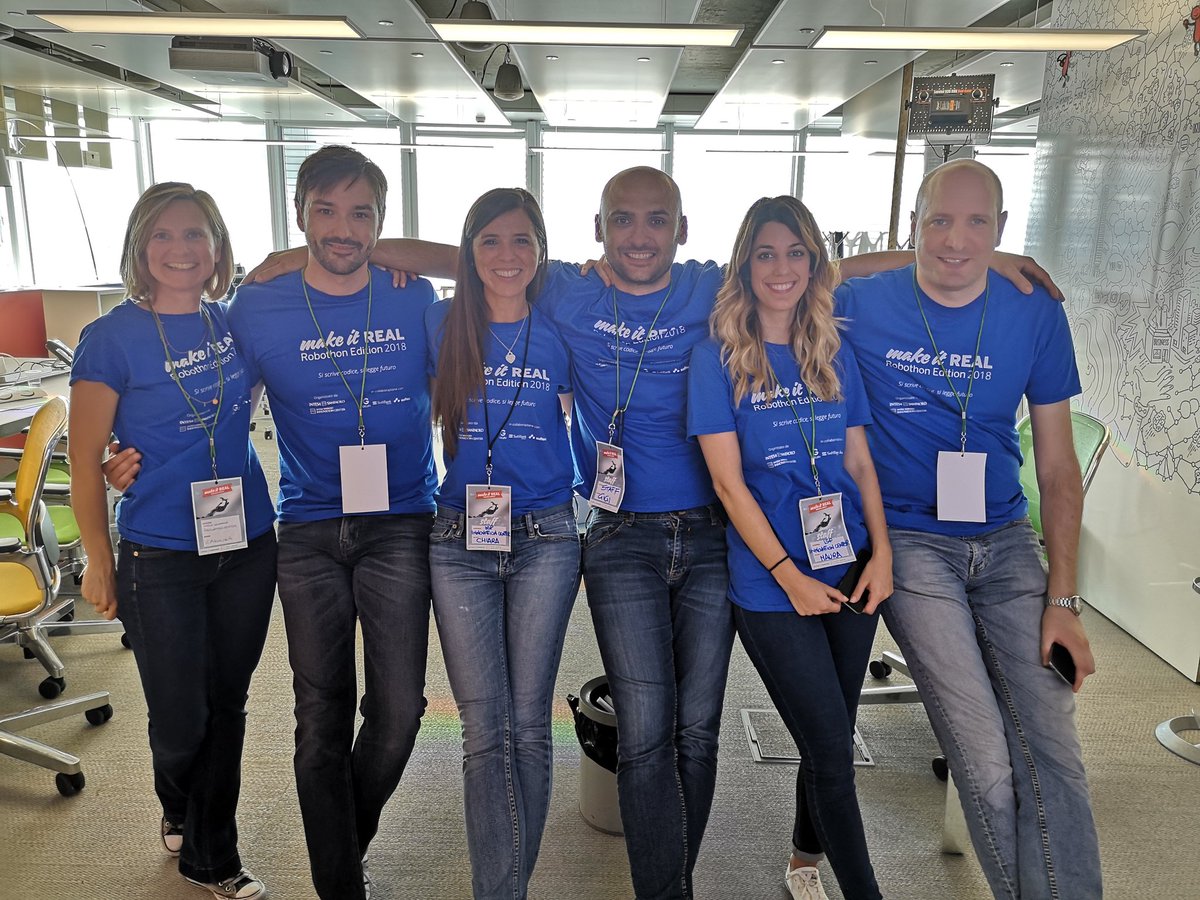 simonapadoan's tweet photo. Facilitatori sempre in servizio #sharingfuture #sharinginnovation #robothon2018 https://t.co/UbMLsk94BE