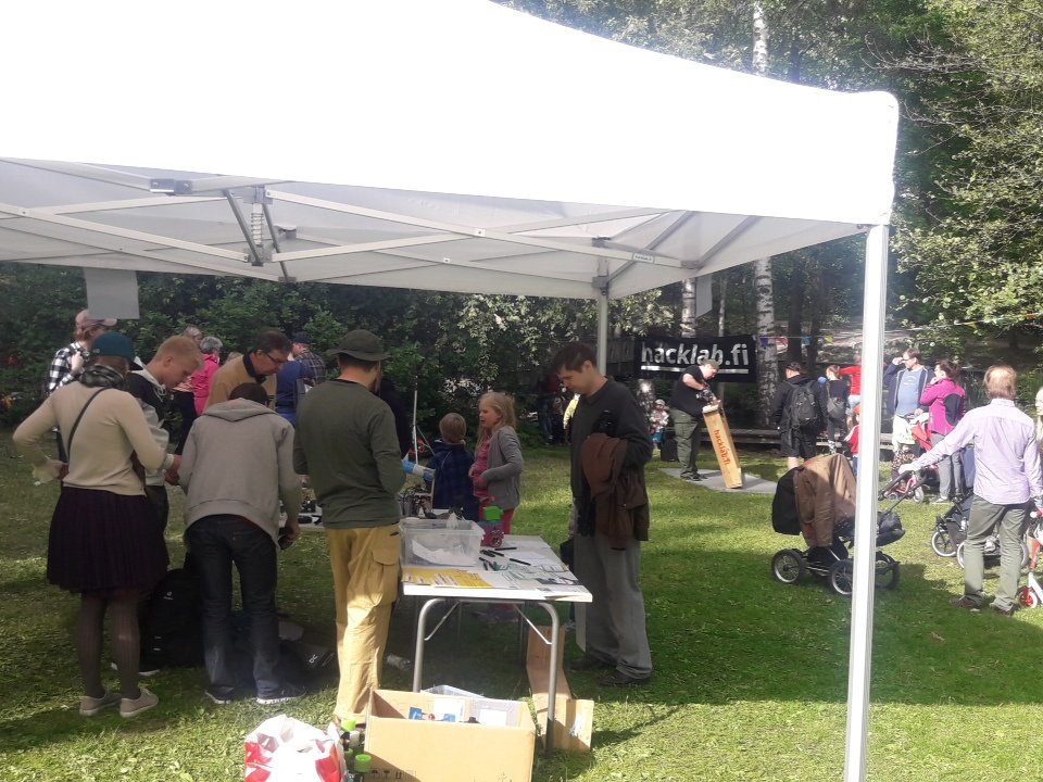 #robotpuistossa 2018 on ohi. Voittajarobotti Donald ja muut kisaajat kiittävät kaikkia osallistujia!  #hacklabfi