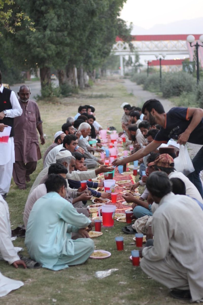 Darmaan4u's tweet photo. Day:17
Served 150+ at G-9(Peshawar Mor), Islamabad in Collaboration with PYEO-
#RamadanCampaign #Day17 #G9 #SupportDarmaan #PYEO https://t.co/PVYesOxu7x