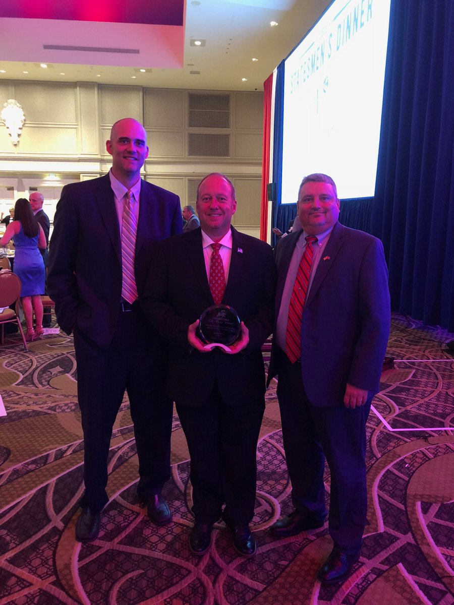 behinson10's tweet photo. So proud to be able to see Robby receive the Statesmen of the Year for the 7th Congressional District. Can’t think of a more deserving nominee. #mayormoore #GOPStatesmenDinner https://t.co/t0x2TuiIA0