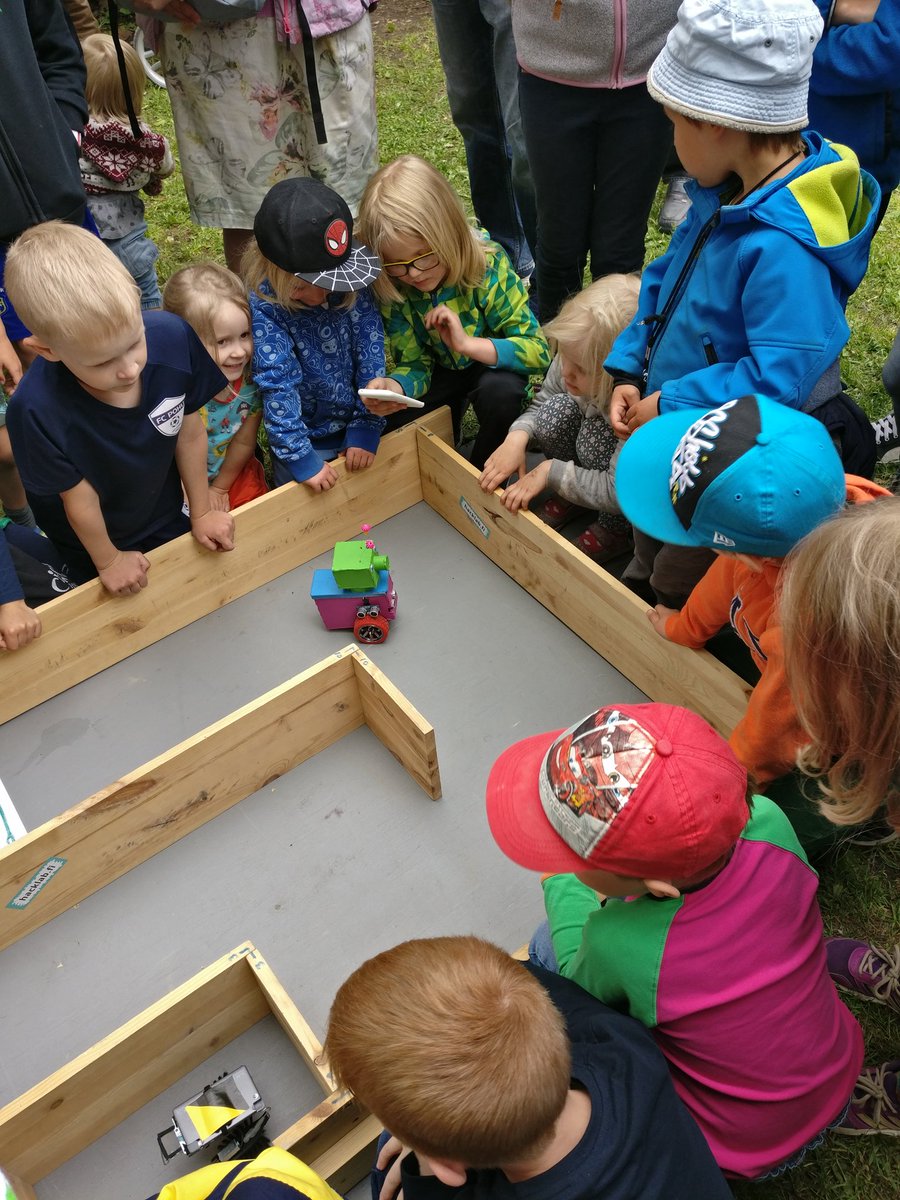 A fun way to spend an afternoon in Helsinki: a robot competition in Strömberg Park. The winner (not pictured) was chosen by popular vote and also lap time was recorded. #robots #Helsinki #Finland #robotpuistossa