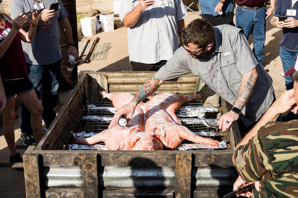 foodwaysTX's tweet photo. Our friend @patrick84_03 of @FegesBBQ showing our #bbqcamp attendees how he does whole hog. #tamubbq https://t.co/XFHvfS4aDS