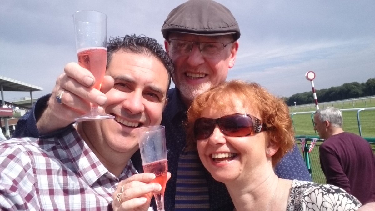 FraWales's tweet photo. Partying in @haydockraces with @dexterandpoppy #fizzandfun https://t.co/Bq8TSIIJHz