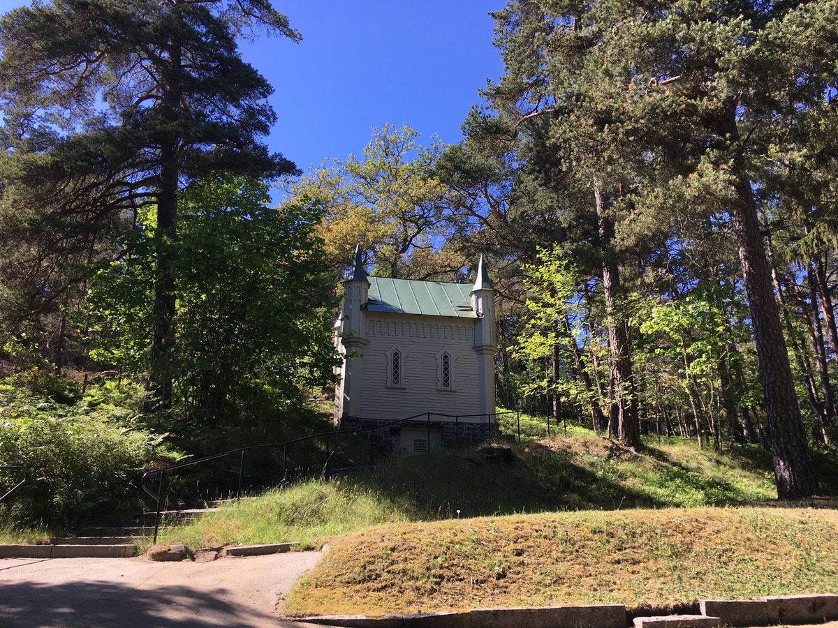 annika_ed's tweet photo. Found such a cute little church today, when can I move in there #minichurch #Stockholm https://t.co/MCdUKgonmN