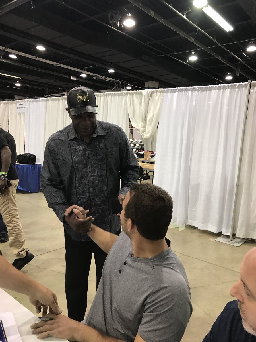 crawlyscubs's tweet photo. I was getting an autograph from Anthony Rizzo when Andre Dawson came up behind him. Andre congratulated Rizzo on passing him on the All Time #Cubs home run leaders this week. Rizzo got up and gave him a hug and expressed his admiration for the Hawk. God I love being a @cubs fan https://t.co/JudIlNblRM