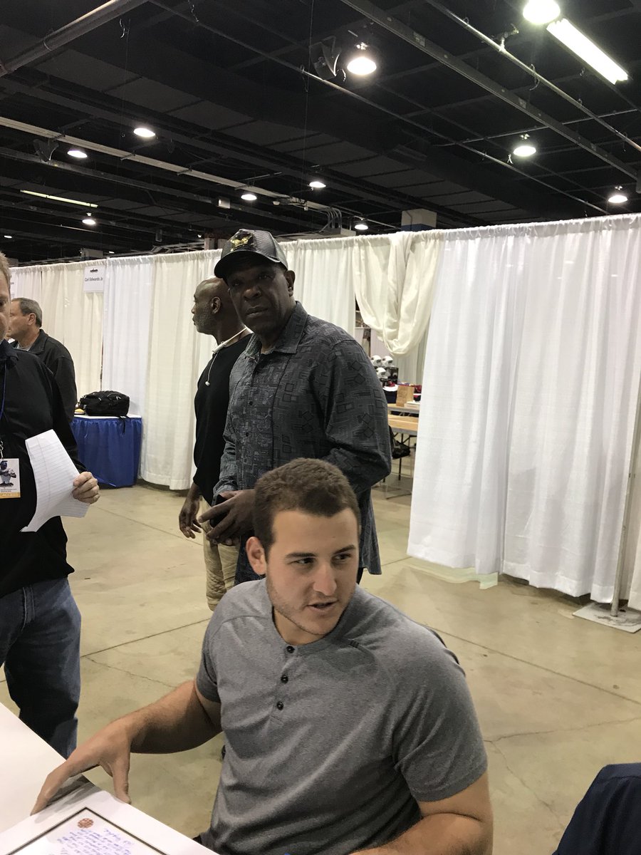crawlyscubs's tweet photo. I was getting an autograph from Anthony Rizzo when Andre Dawson came up behind him. Andre congratulated Rizzo on passing him on the All Time #Cubs home run leaders this week. Rizzo got up and gave him a hug and expressed his admiration for the Hawk. God I love being a @cubs fan https://t.co/JudIlNblRM