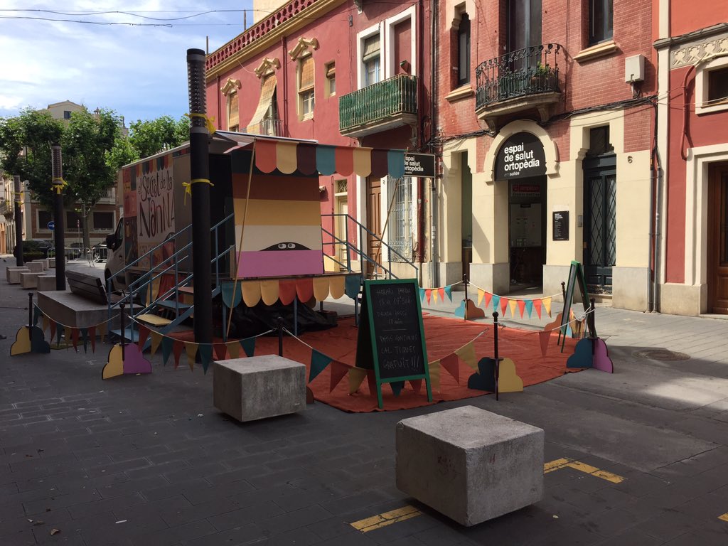 annarocateatre's tweet photo. Pel torn de tarda!
Som a l'#Explicam de #SantFeliudeGuíxols ens trobaràs a la Placeta Sant Joan de 18 a 19'30h.
Sobretot agafa tiquet. És gratuït!
Aforament limitat
Vols descobrir #ElSecretdelaNanna ? https://t.co/aF1I3A7fCp