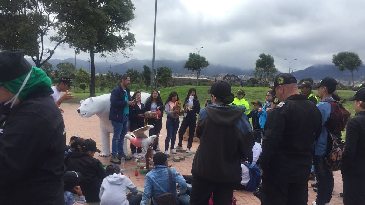 ALCtunjuelito's tweet photo. #AtenciónTunjuelito hoy estamos de #TruequeAmbiental en la plazoleta principal del parque El Tunal, trae envases plásticos y a cambio te daremos plantas o semillas para sembrar en tú casa. Te esperamos hasta la 1:00 p.m. #TunjuelitoMejorParaTodos https://t.co/wWh64txpzR