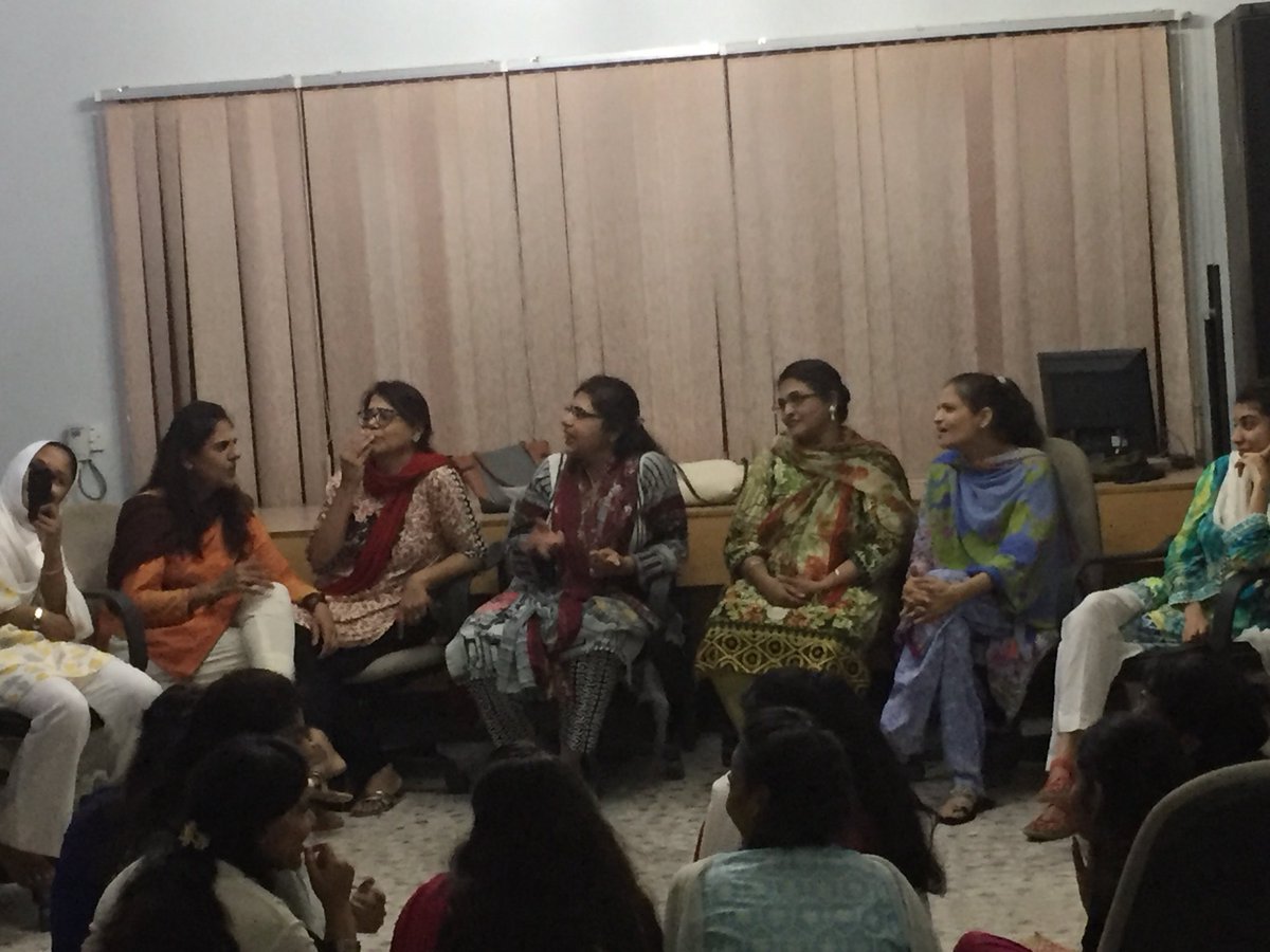 AzimaDhanjee's tweet photo. Our students are interacting with some amazing Deaf women today! We shared love over food and discussions. So glad for this beautiful family #YESPSLTrainingProgram @connect_hear @yespkalumni https://t.co/nYfNdZcbIN