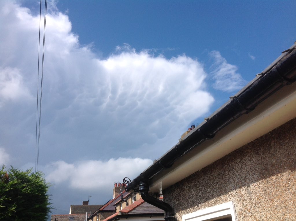EmJaySlade's tweet photo. An interesting cloud formation ahead of a nearby thunderstorm in Wark, North Tyne valley, Northumberland, UK. @StormHour https://t.co/7z9xLY01Hd