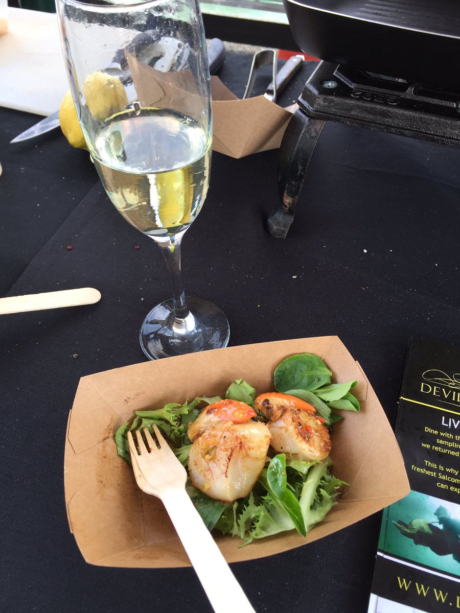 No7FishBistro's tweet photo. Enjoying the @MDLTorquay party. Would be a shame not to stop for some hand dived scallops from @devilschoices and a glass of #Sauvignonblanc from @OliverandBird1 wines. Thanks. https://t.co/k9RUE5SOXT