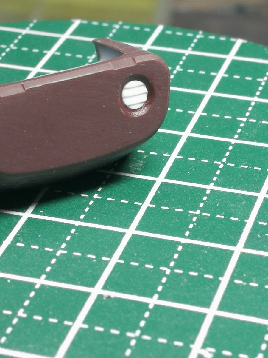 電ドリ工作。

まずエバグリの波板と3ミリプラ棒を用意

プラ棒の先に波板を貼り付け

ニッパーで丸く荒切り

電ドリに咥えてプラ棒ごと2.5ミリまで削る

かかとの円形ダクトパーツ完成 ´ω` )/