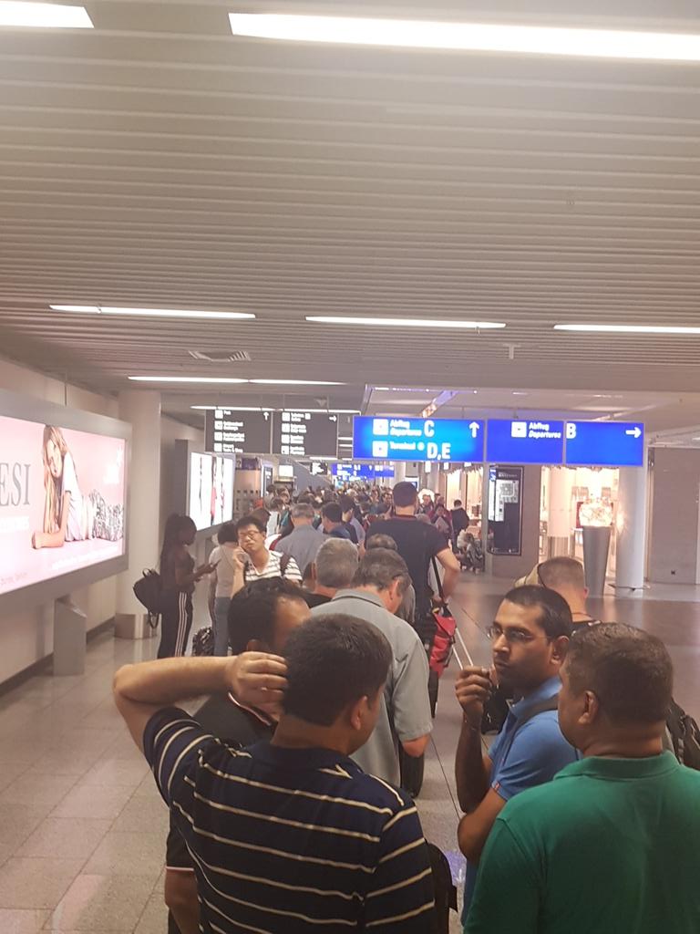 WGrinovero's tweet photo. @lufthansa más de 10 vuelos cancelados ninguna persona para asistir a los pasajeros como siempre https://t.co/TmMHBmlPQx