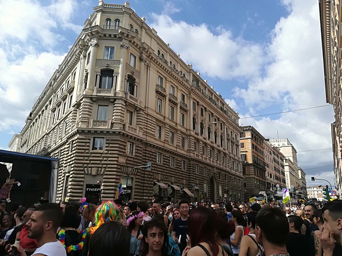 nonunadimeno's tweet photo. Migliaia di corpi indecorosi esondano per le strade della città. Nessun governo potrà fermare la marea della nostra favolosita' #Pride2018 #RomaPride https://t.co/u1bZKFKE9Q