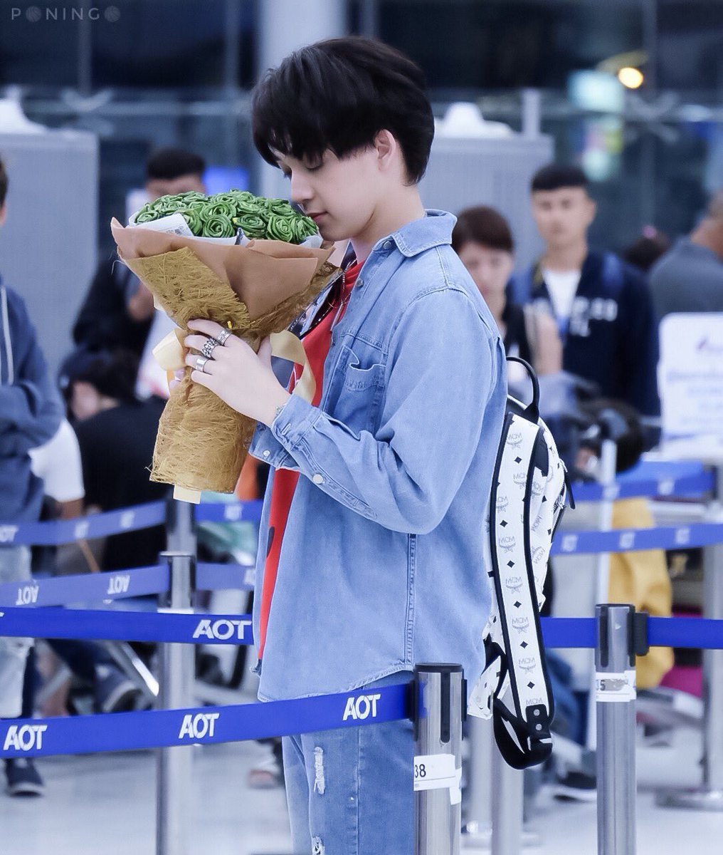 jittiwawongphet's tweet photo. อ่อนโยน☺️💐 @basjtr #บาสเด็กอ้วนที่แท้จริง #ครอบครัวของบาส #NING2PB https://t.co/iYKKW43WWv