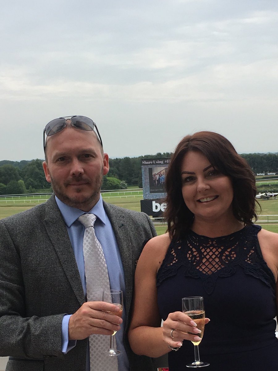 deanlee01's tweet photo. Happy Birthday ⁦@AmandaLee56⁩ #haydock #fizzandfun 🐎🍾👌🥂 https://t.co/Acpf6vqu2f