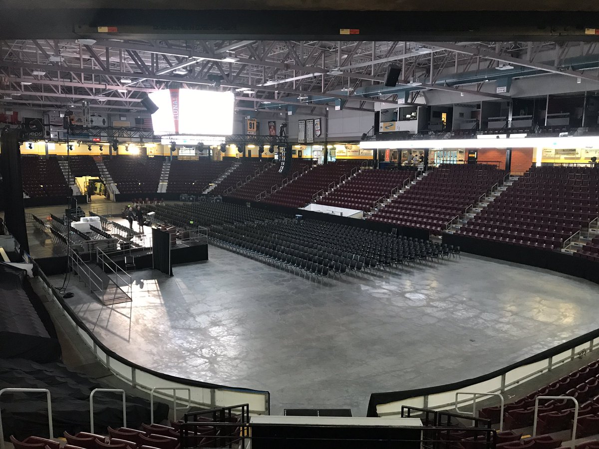 RobKardasLC's tweet photo. All set to celebrate with the @LambtonCollege class of 2018! #convocation2018 #LCpride https://t.co/T3eivxlNII