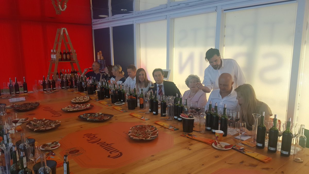 SanabriaFJ's tweet photo. #StreetsofSpain a orillas del Vístula en #Varsovia con cata de vinos por cortesía de @CampoViejoRioja Djękujemy bardzo. @Turespana_ @EmbEspPolonia https://t.co/XQGOGkQiIQ