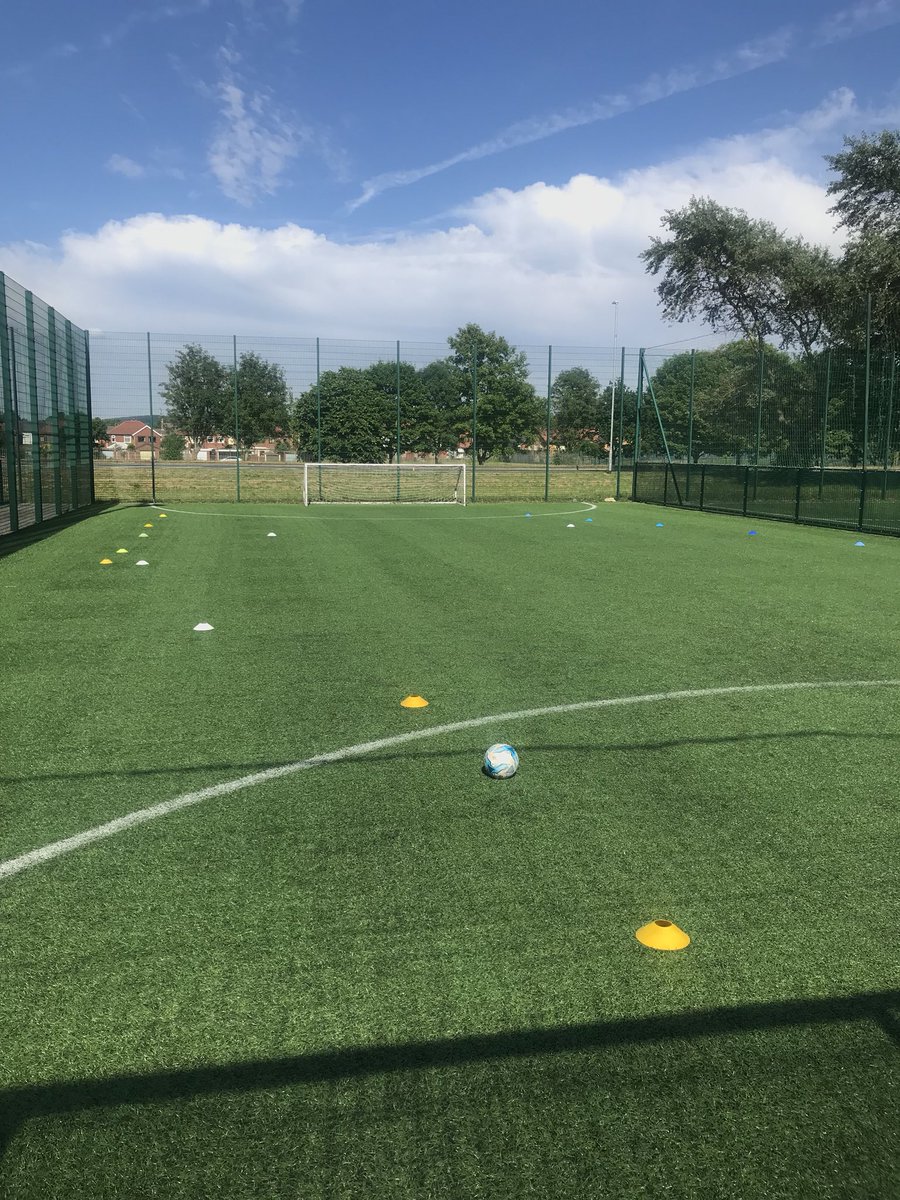 RaiseYourGameSC's tweet photo. Today’s session is all set up, our topic is being comfortable receiving  and dribbiling with both feet.  (Beginners) ⚽️🌞 https://t.co/9KxArNdHy4