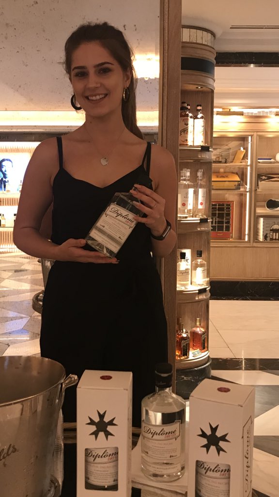 tlwdrinks's tweet photo. #worldginday #London
The team are at @Harrods with some tasty treats today. Pop by and say hi to @clarepembertonX she has #Gin #ginandtonic #floradora #cocktail our way to say #thanks to the #Ginmonkey #diplomegin #french https://t.co/w8ucX3PBa2