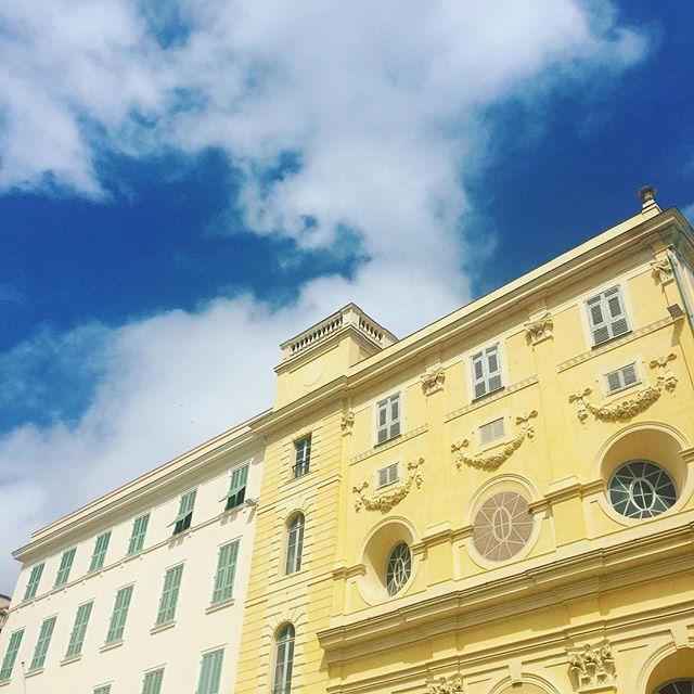 The_Anchoress's tweet photo. International Blue sky in Nice... #nice #internationalblue https://t.co/StD3C4WJi6 https://t.co/yilIeRC5ze