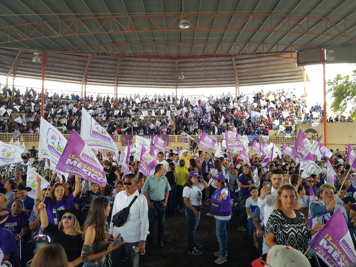JaimeRdzNL's tweet photo. Estoy con la gente de #Apodaca en el Lienzo Charro de Santa Rosa. Ya estamos listos para mandar a los partidos políticos a sus casas pero sin pensión. Hoy nos pondremos de acuerdo para juntos lograr un #MéxicoIndependiente https://t.co/JWAqhphlDw