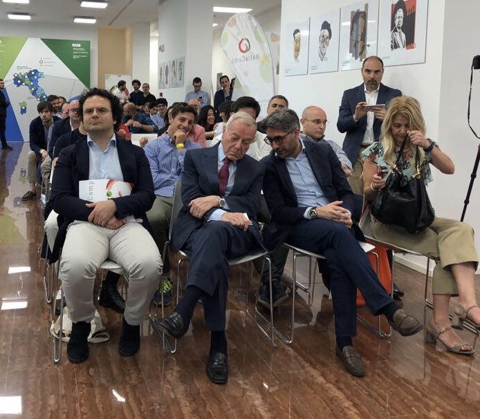 giacomo_darrigo's tweet photo. @ItaliaCamp assemblea annuale: sempre un bella occasione a cui partecipare! Grazie da me e @AgenziaGiovani ad Antonio e tutto lo staff!
#GeografieCollaborative https://t.co/HrJiATW6tP