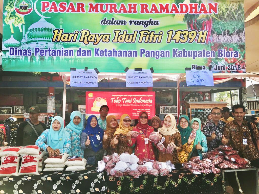 Toko Tani Indonesia (TTI) turut serta dlm keg pasar murah ramadhan di blok T kab Blora. TTI menyediakan hasil pertanian berkualitas dg harga terjangkau <a href="/SBanendro/">Suryo Banendro</a> @KoncoTani_Blora