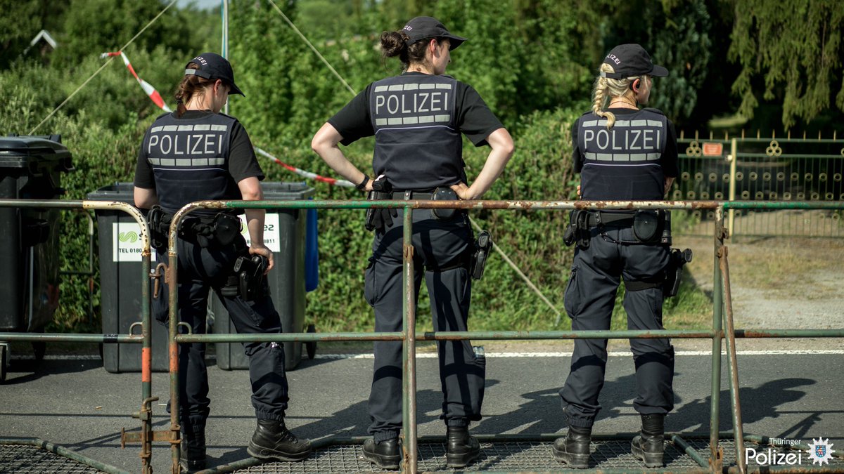 Polizei_Thuer's tweet photo. #Danke
... an alle Kollegen, die seit zwei Tagen stundenlang in der Sonne stehen.
... an die Kollegen aus #BadenWürttemberg, #Hessen, #Sachsen und #SachsenAnhalt, die uns bei diesem Einsatz tatkräftig unterstützen.
#teamblau #goodjob #the0806 #the0906 #the0618 #themar https://t.co/EeY2mlVPYJ